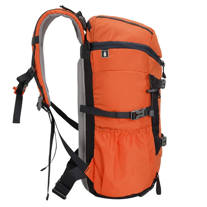 Vue latérale du sac de randonnée 50L orange avec poches latérales élastiques