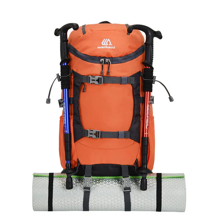Sac de randonnée orange 50L avec bâtons de marche et tapis de sol fixés 