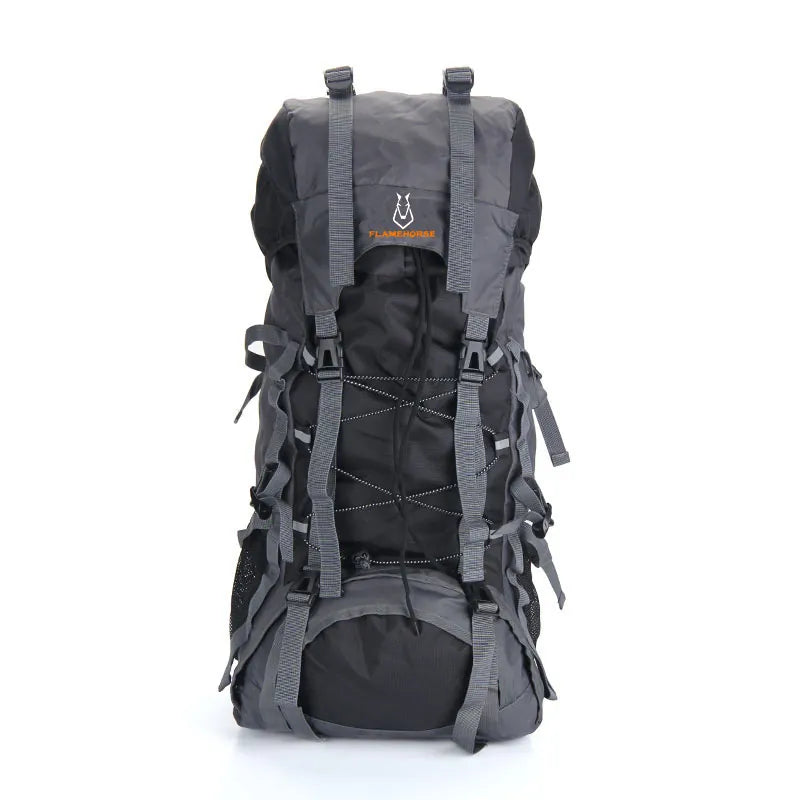 Vue frontale d’un sac à dos de trekking 60L Flamehorse noir, conçu pour la randonnée autonome avec son maintien lombaire renforcé et ses attaches multiples pour portage en conditions extrêmes.
