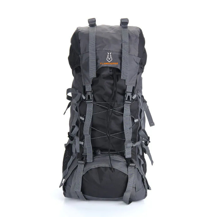 Vue frontale d’un sac à dos de trekking 60L Flamehorse noir, conçu pour la randonnée autonome avec son maintien lombaire renforcé et ses attaches multiples pour portage en conditions extrêmes.