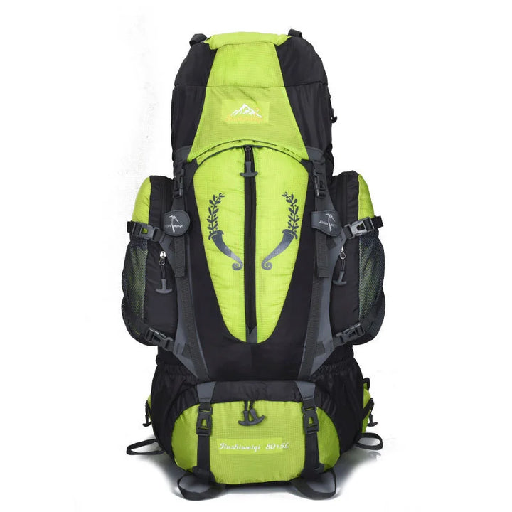 Sac de randonnée 80L vert avec bretelles renforcées.