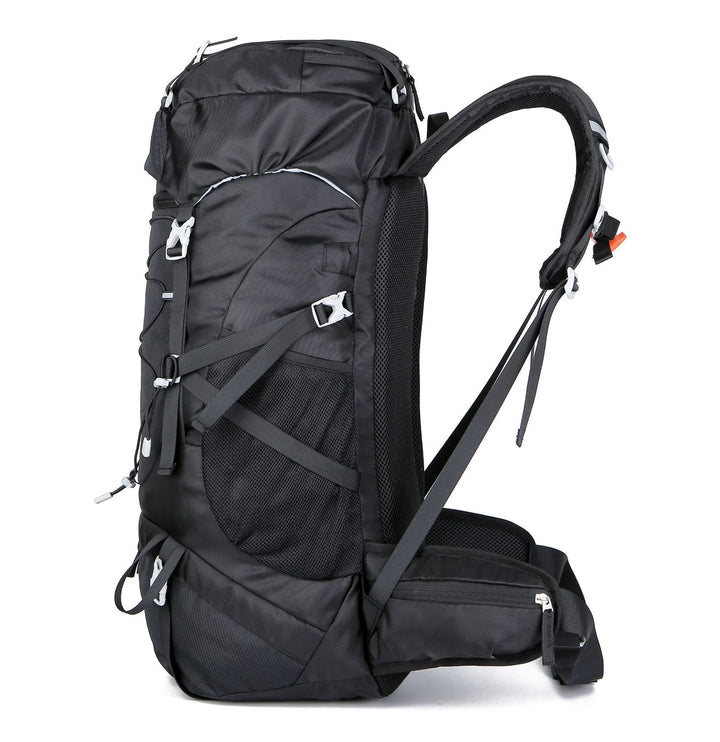 Vue de profil d'un sac à dos grande capacité noir 50 litres avec attaches extérieures, sangle de poitrine et renfort dorsal en mesh respirant.