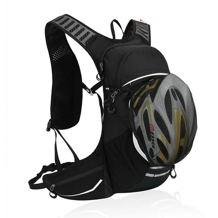  Vue latérale du sac de trail noir avec casque de vélo fixé sur la face avant, illustrant son usage multisport et son système de portage.