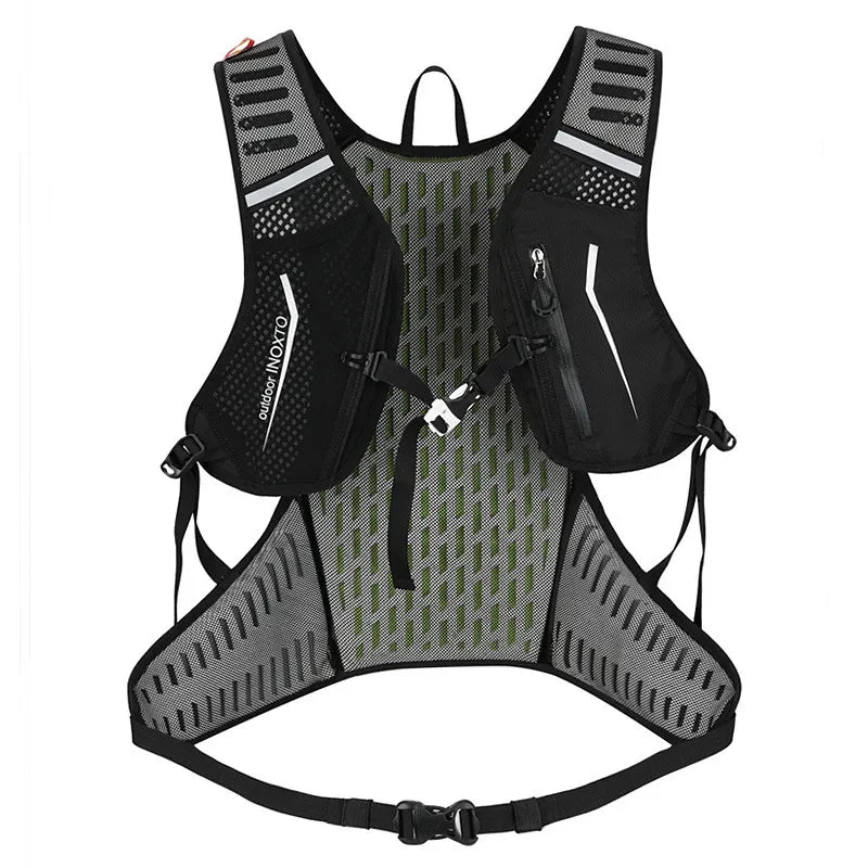 Vue arrière du sac de trail noir montrant le dos aéré, les bretelles ergonomiques et les poches zippées pour un confort optimal.