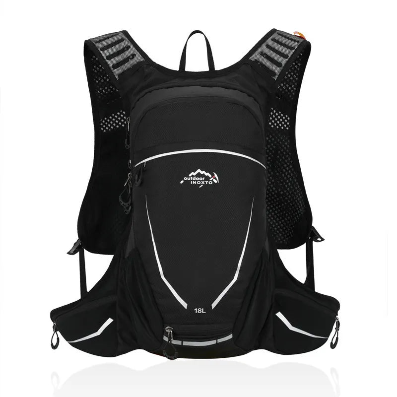 Présentation frontale d’un sac de trail noir 18L avec bandes réfléchissantes, conçu pour la randonnée légère et la course en extérieur.