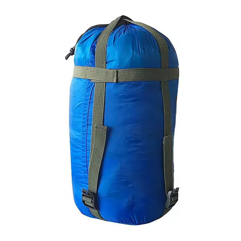 Sac de rangement bleu vif avec sangles pour sac de couchage compact.
