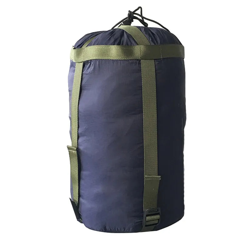 Sac de rangement pour sac de couchage bleu avec sangles de compression.