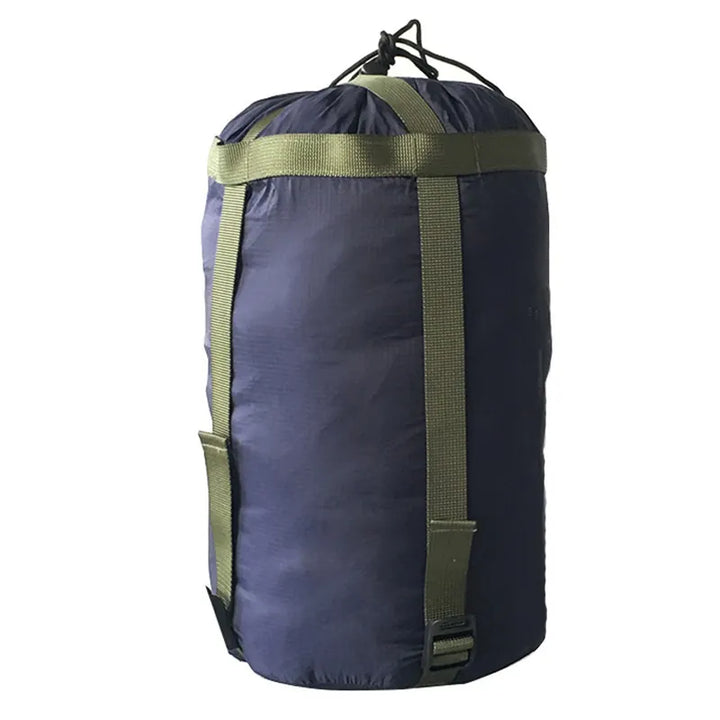 Sac de rangement pour sac de couchage bleu avec sangles de compression.