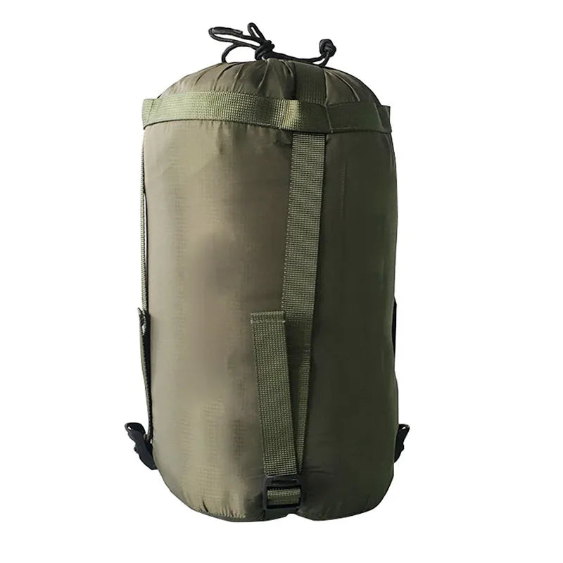 Sac de couchage compressible kaki pour randonnée ou bivouac.