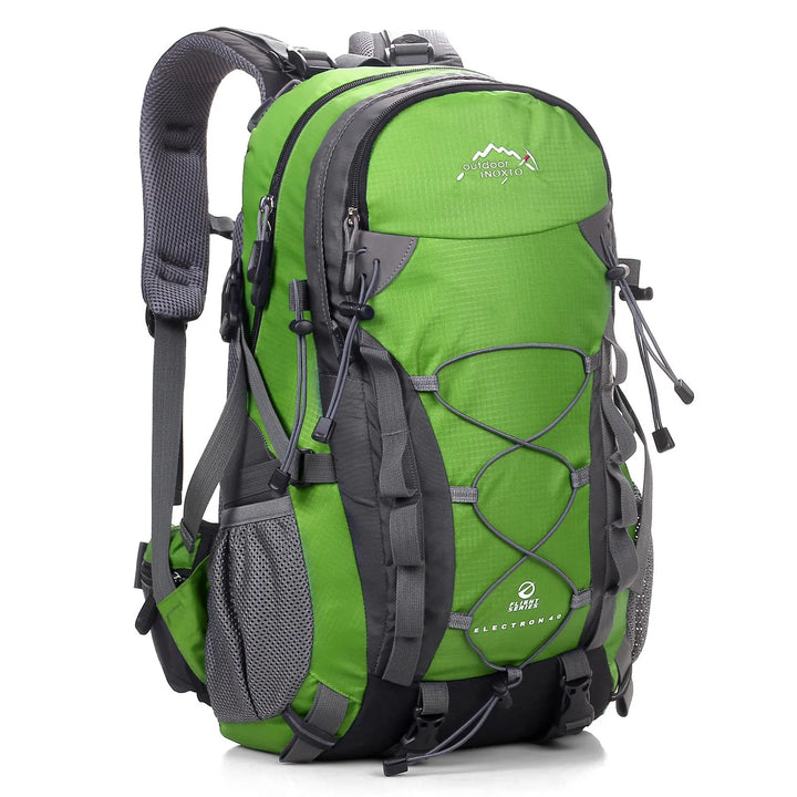 Sac à dos de randonnée vert et gris vu en angle, avec bretelles ergonomiques et multiples poches extérieures.