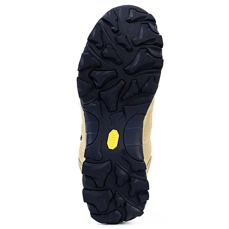 semelle crantée antidérapante d’une chaussure de randonnée conçue pour une adhérence optimale sur sol irrégulier