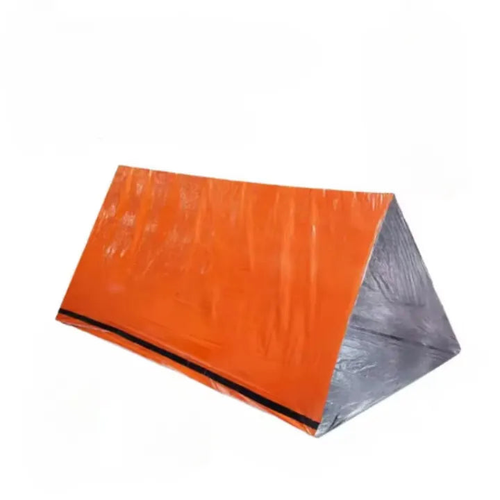 Tente de survie orange montée en forme de tipi pour deux personnes. Conçue pour une protection rapide contre le froid et la pluie.