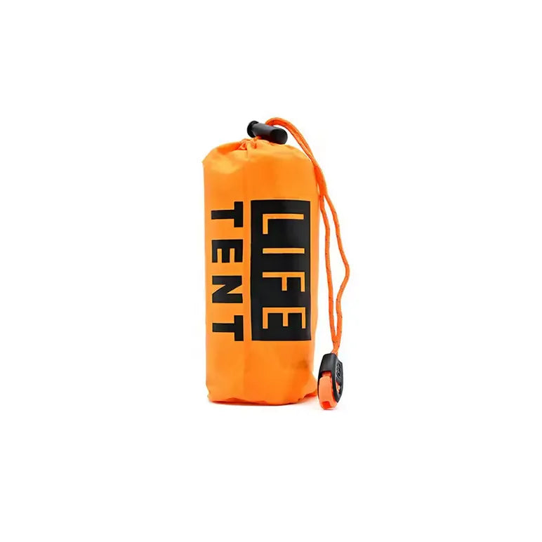 Tente de survie d’urgence orange dans son sac de rangement compact. Idéale pour les situations d’urgence ou de bivouac léger.