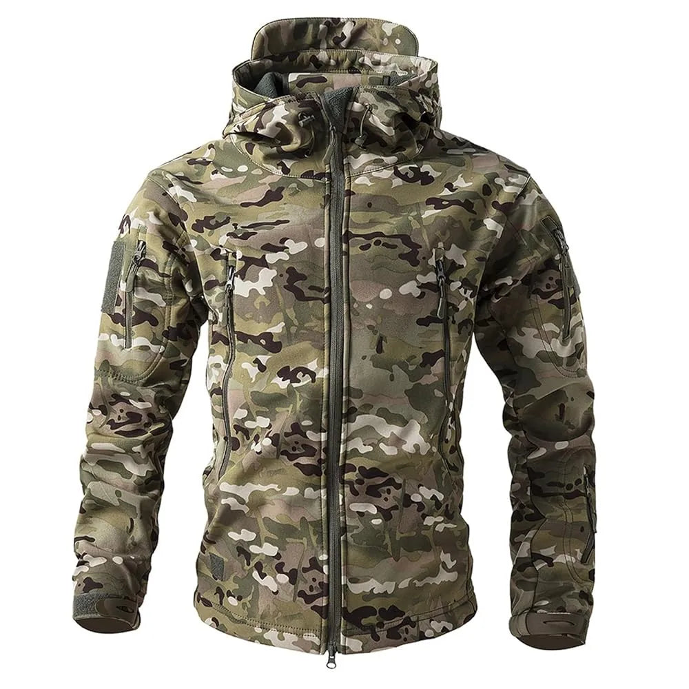 Veste softshell camouflage tactique pour randonnée et activités outdoor.