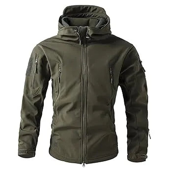 Veste softshell verte pour la randonnée avec capuche et fermeture zippée.