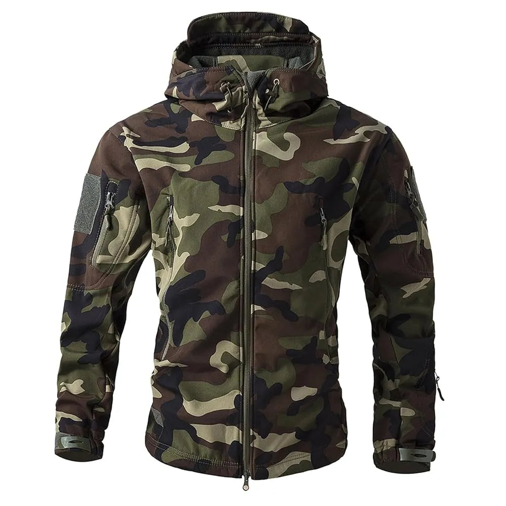 Veste softshell tactique camouflage forêt pour randonnée ou airsoft.