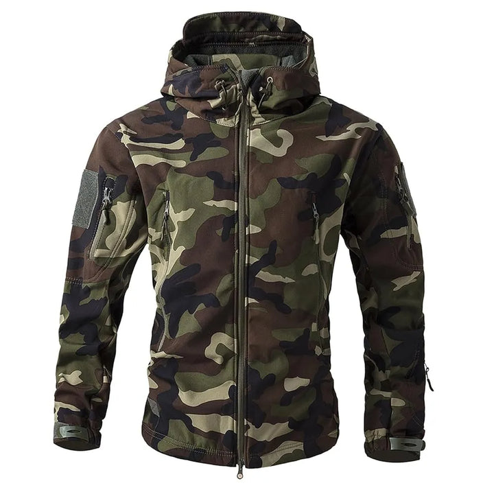Veste softshell tactique camouflage forêt pour randonnée ou airsoft.