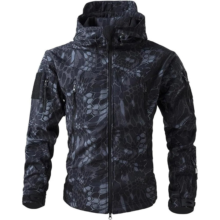 Veste softshell tactique camouflage serpent noir, idéale pour les missions discrètes en extérieur.