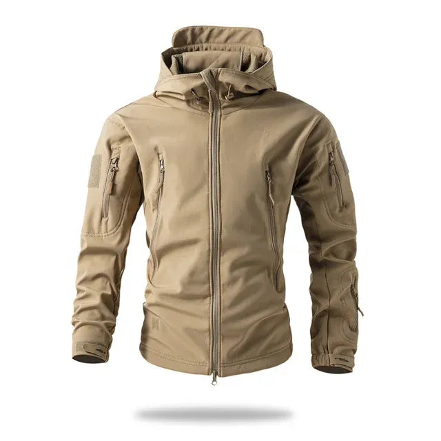 Veste softshell tactique beige pour usage outdoor, bivouac ou trek désertique.