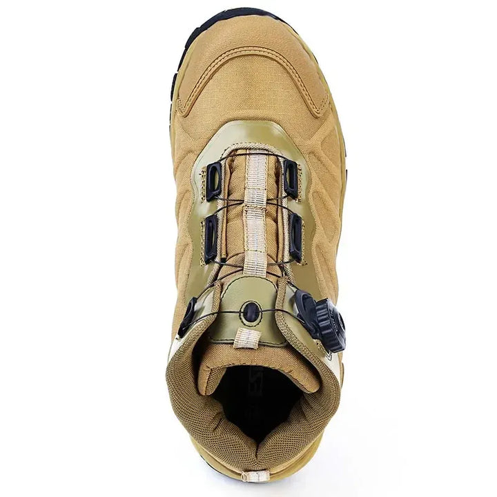 vue de dessus d’une chaussure de randonnée avec système de serrage rapide par molette et sangles